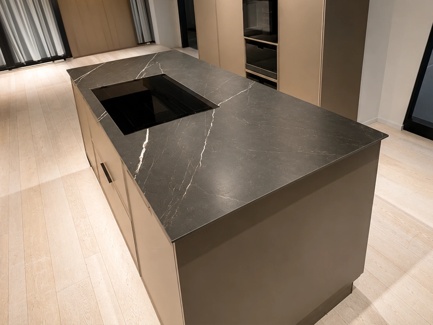 Cuisine Häcker AV 5075 coloris NCS S 6005-Y20R avec îlot central et plan de travail noir veiné