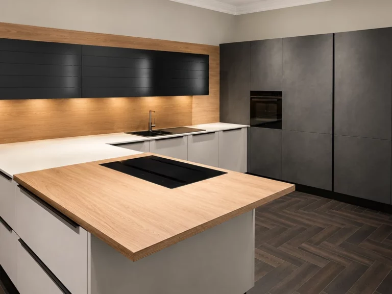 Cuisine Häcker avec îlot central en bois, façades ciment clair Repro et colonnes ciment foncé Repro