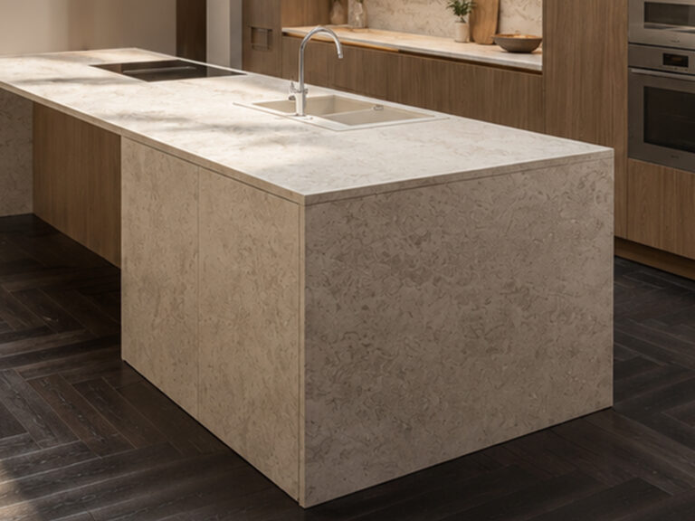 Cuisine contemporaine Häcker avec îlot central granit beige et façades luxor brun