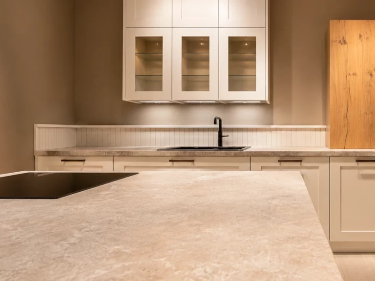 Cuisine Häcker avec plan de travail clair, façades V 6055 blanc et colonnes AV 6082 chêne sauvage naturel bruxelles