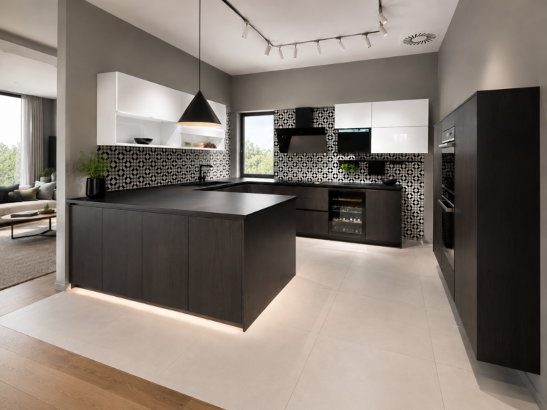 cuisine-moderne-ilot-chene-noir-blanc-cristal-cuisina