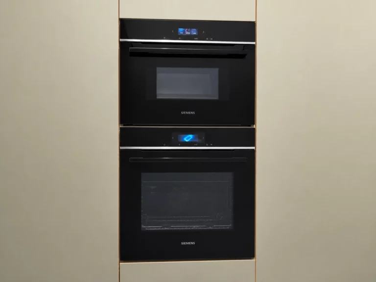 Colonnes de cuisine vert sauge avec fours encastrés et éclairage LED vertical