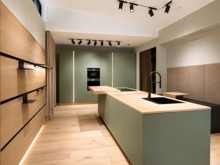 Cuisine sur mesure à Bruxelles en AV 7080-GL vert sauge avec îlot central en bois clair