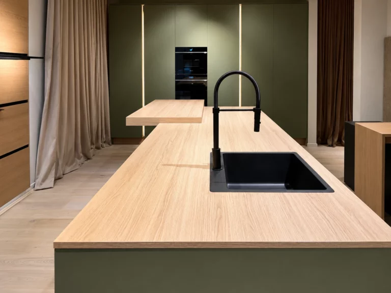 Mur de colonnes de cuisine sur mesure en vert sauge avec électroménagers intégrés