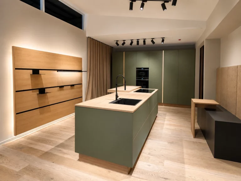 Vue d’ensemble d’une cuisine contemporaine vert sauge avec îlot central à Bruxelles