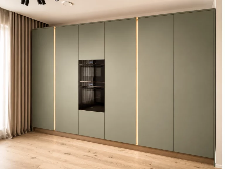 Électroménagers Siemens encastrés dans une colonne de cuisine vert sauge