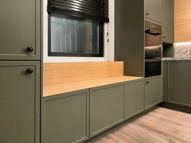 cuisine-sur-mesure-bruxelles-av5085-ncs-s7005g50y-banquette-fenetre