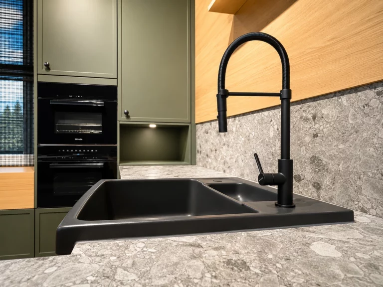 cuisine-sur-mesure-bruxelles-av5085-ncs-s7005g50y-detail-evier-robinet-noir