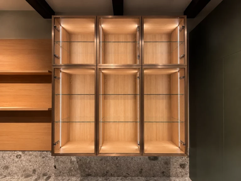 cuisine-sur-mesure-bruxelles-av5085-ncs-s7005g50y-vitrine-eclairee
