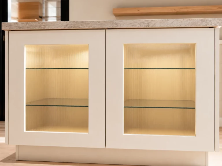 Cuisine sur mesure à Bruxelles – détail d’îlot blanc avec vitrines éclairées