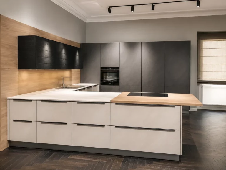 Cuisine avec meubles hauts noirs, crédence bois et façades ciment clair Repro